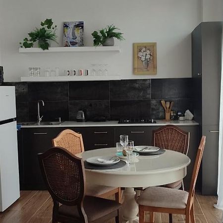 Romanticatbilisi Luaran gambar