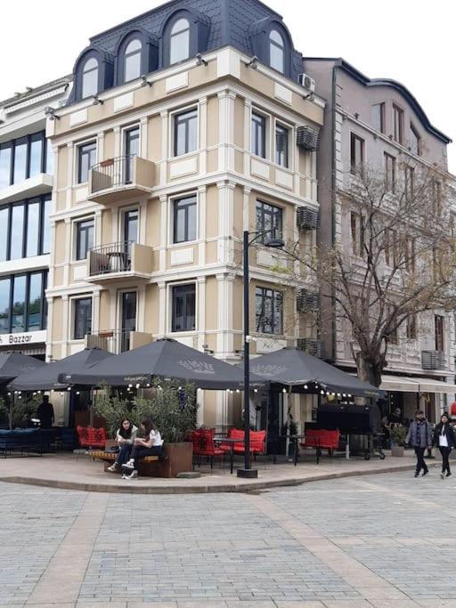 Romanticatbilisi Luaran gambar